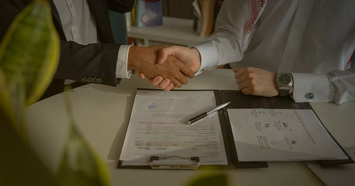 Mesafeli Satış Sözleşmesi Hazırlama Rehberi 2026: E-Ticarette Güvenliği Artırın! - handshake business partnership agreement