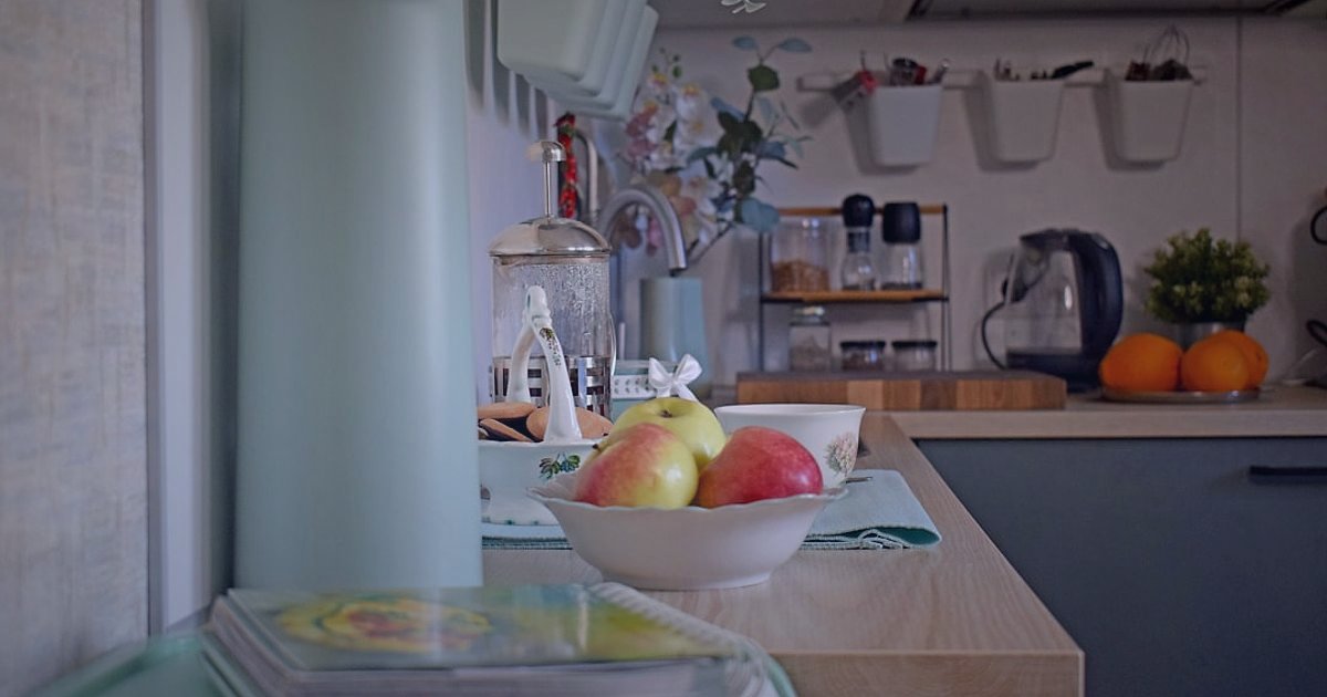 Meyve Suyu Dropshipping: 2026'da Stoksuz Satışta Süreklilik Sırları - diverse fruit juice bottles on a clean white shelf in a modern kitchen