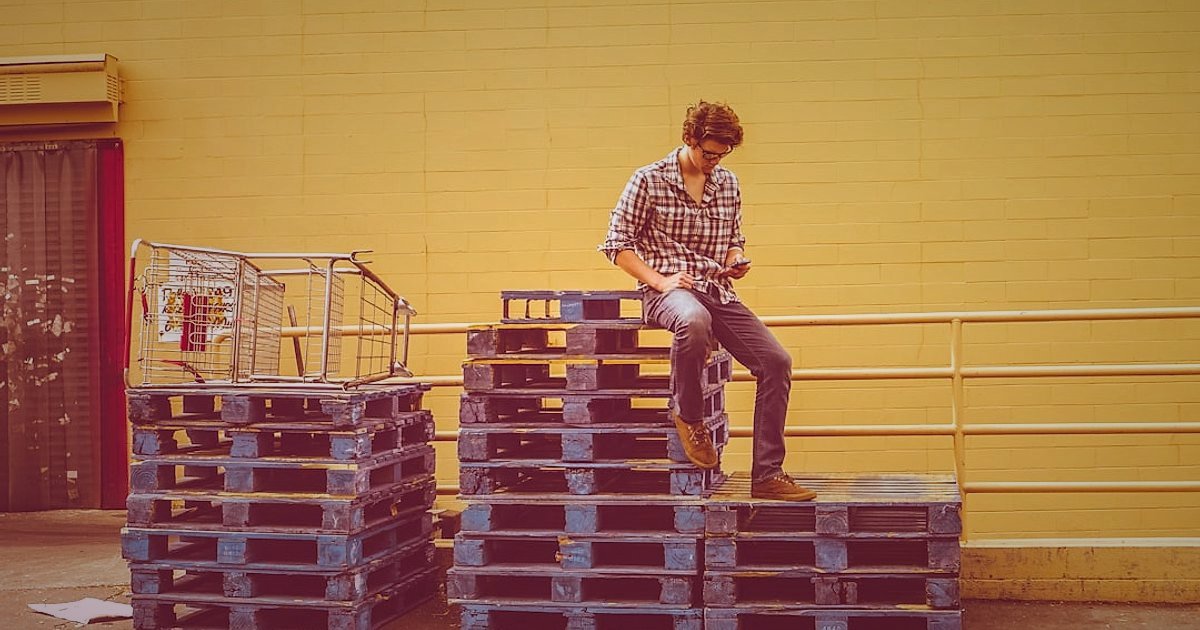 Meyve Suyu Dropshipping: 2026'da Stoksuz Satışta Süreklilik Sırları - warehouse worker checking expiration dates on juice boxes on a pallet