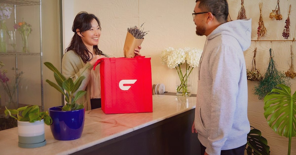 Meyve Suyu Dropshipping: 2026'da Stoksuz Satışta Süreklilik Sırları - happy customer receiving a package from a smiling delivery driver