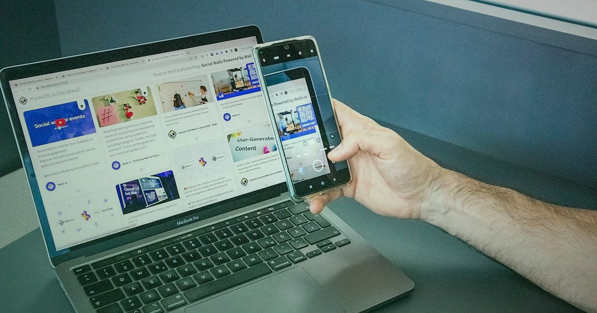 Mikro Niş Dropshipping: 2026'da Düşük Rekabetle Yüksek Kâr Fırsatları! - magnifying glass over tiny product on a laptop screen, diverse hands pointing