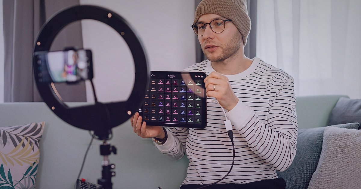 Mikro Niş Dropshipping: 2026'da Düşük Rekabetle Yüksek Kâr Fırsatları! - person creating social media content on a tablet, surrounded by niche products and props