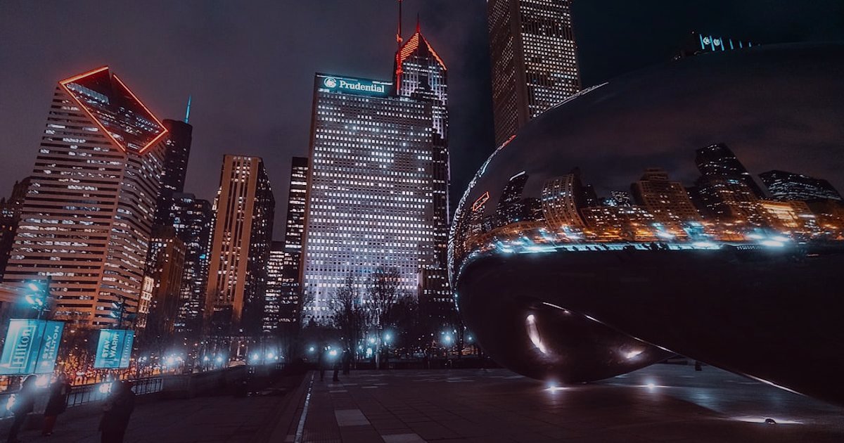 Mikro Niş Dropshipping: 2026'da Düşük Rekabetle Yüksek Kâr Fırsatları! - futuristic cityscape with drone deliveries, person managing online store on a holographic interface