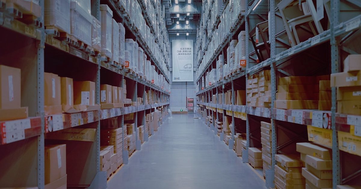 Mobilya Dropshipping Stok Yönetimi 2026: Tedarik Zinciri Sırları - meticulously organized warehouse shelves with furniture items