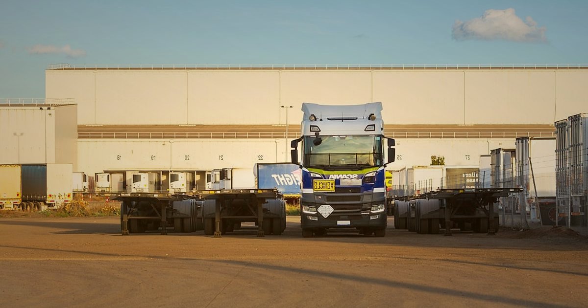 Mobilya Dropshipping Stok Yönetimi 2026: Tedarik Zinciri Sırları - delivery truck with furniture packages at a loading dock