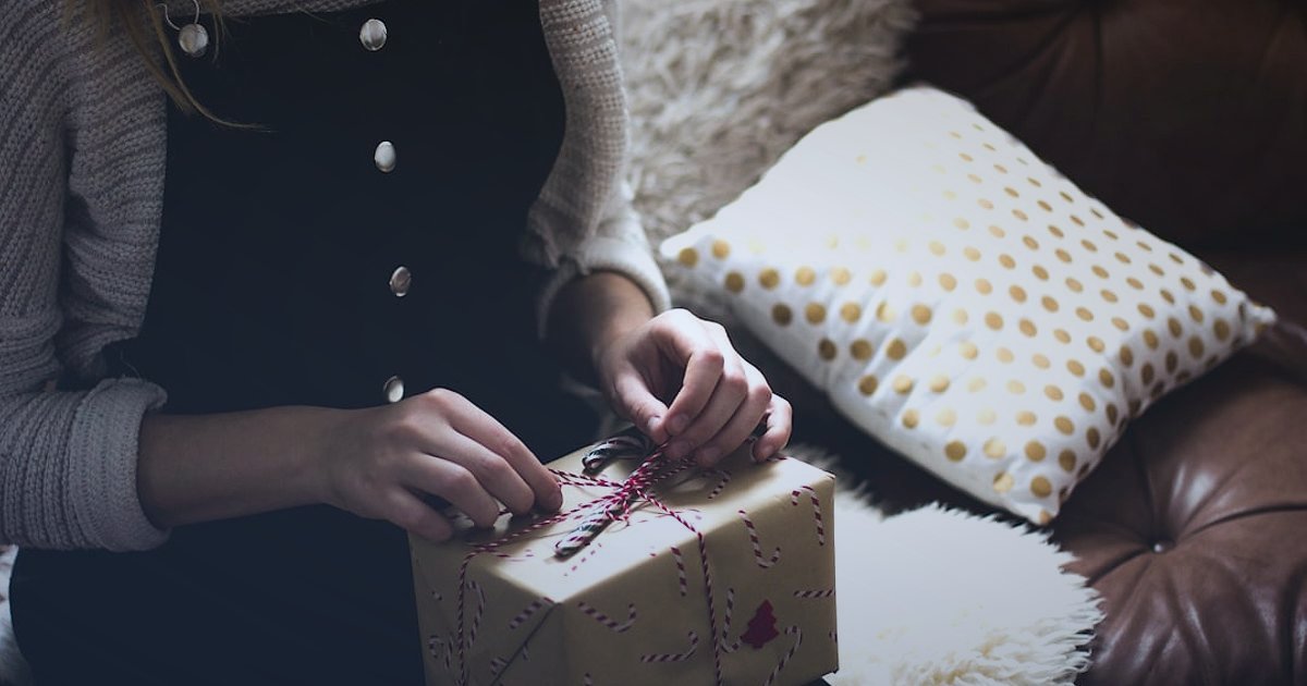 Mobilya Dropshipping Stok Yönetimi 2026: Tedarik Zinciri Sırları - customer happily unboxing a stylish armchair at home
