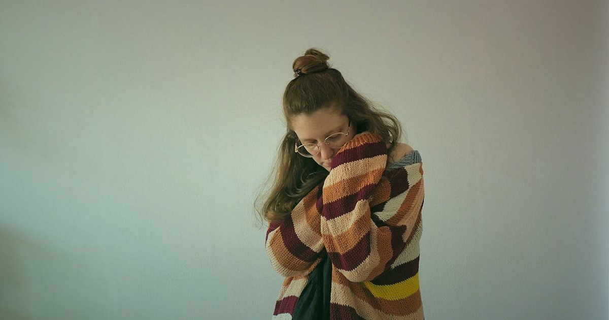 Moda Dropshipping Beden İade Yönetimi: 2026'da Kârlılığı Zirveye Taşıyın! - customer trying on oversized sweater looking disappointed