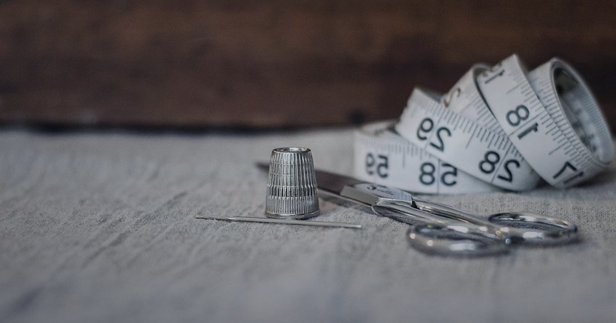 Moda Dropshipping Beden İade Yönetimi: 2026'da Kârlılığı Zirveye Taşıyın! - various clothing items with different size tags and measuring tapes