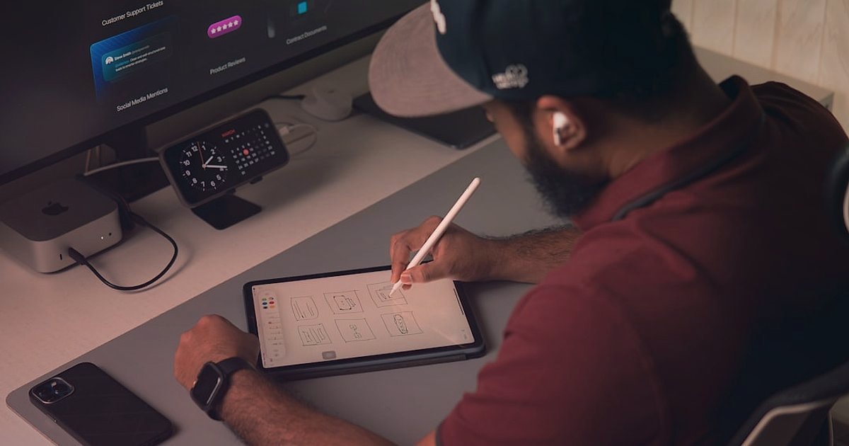 Moda Dropshipping Beden İade Yönetimi: 2026'da Kârlılığı Zirveye Taşıyın! - designer creating detailed size chart on computer screen
