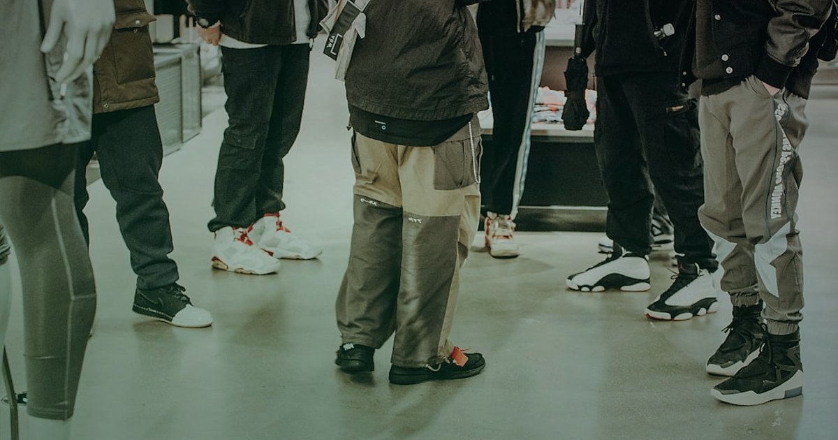 Moda Dropshipping Beden İade Yönetimi: 2026'da Kârlılığı Zirveye Taşıyın! - diverse group of people using augmented reality apps on smartphones to try on virtual outfits