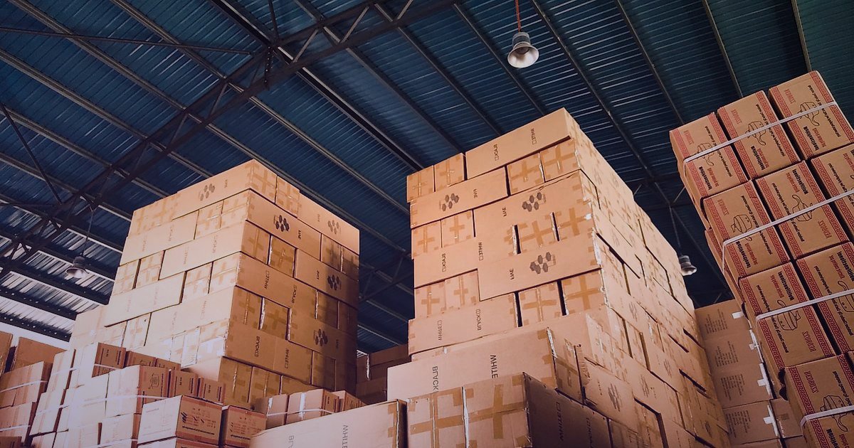 Moda Dropshipping Beden İade Yönetimi: 2026'da Kârlılığı Zirveye Taşıyın! - a well-organized warehouse corner with neatly stacked returned packages
