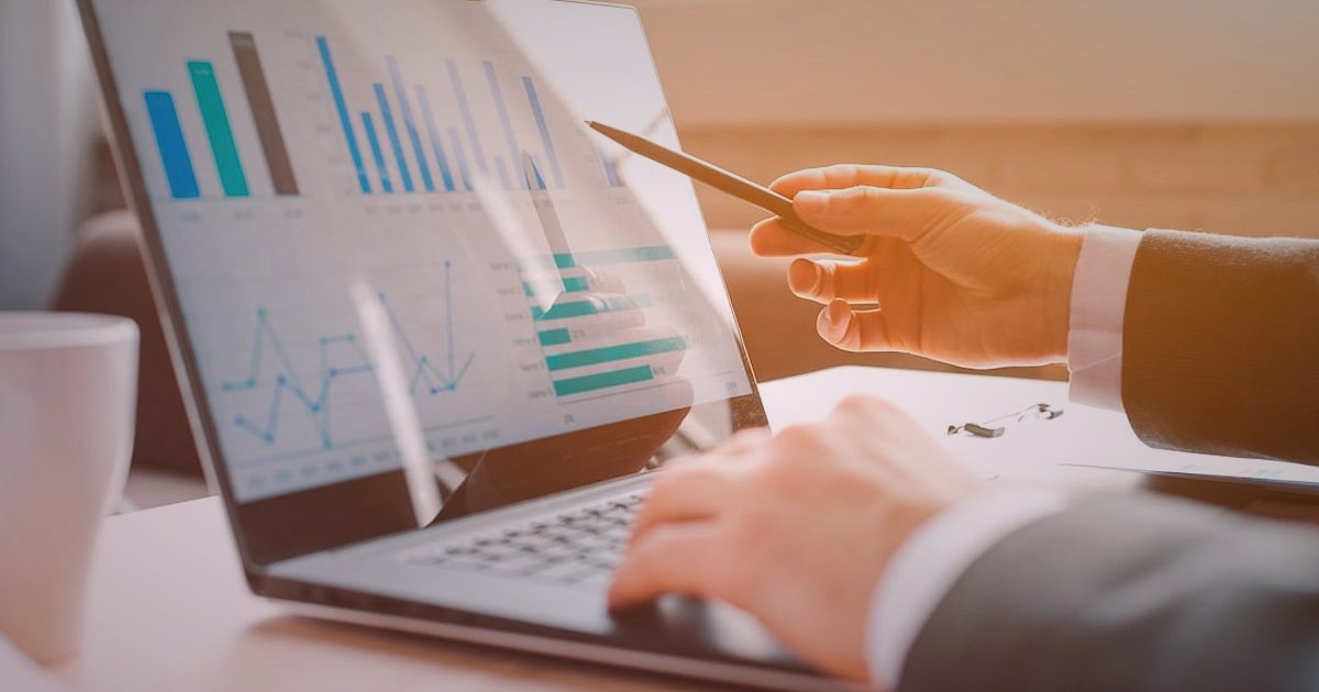 Moda Dropshipping Beden İade Yönetimi: 2026'da Kârlılığı Zirveye Taşıyın! - business owner analyzing financial reports with focus on return costs