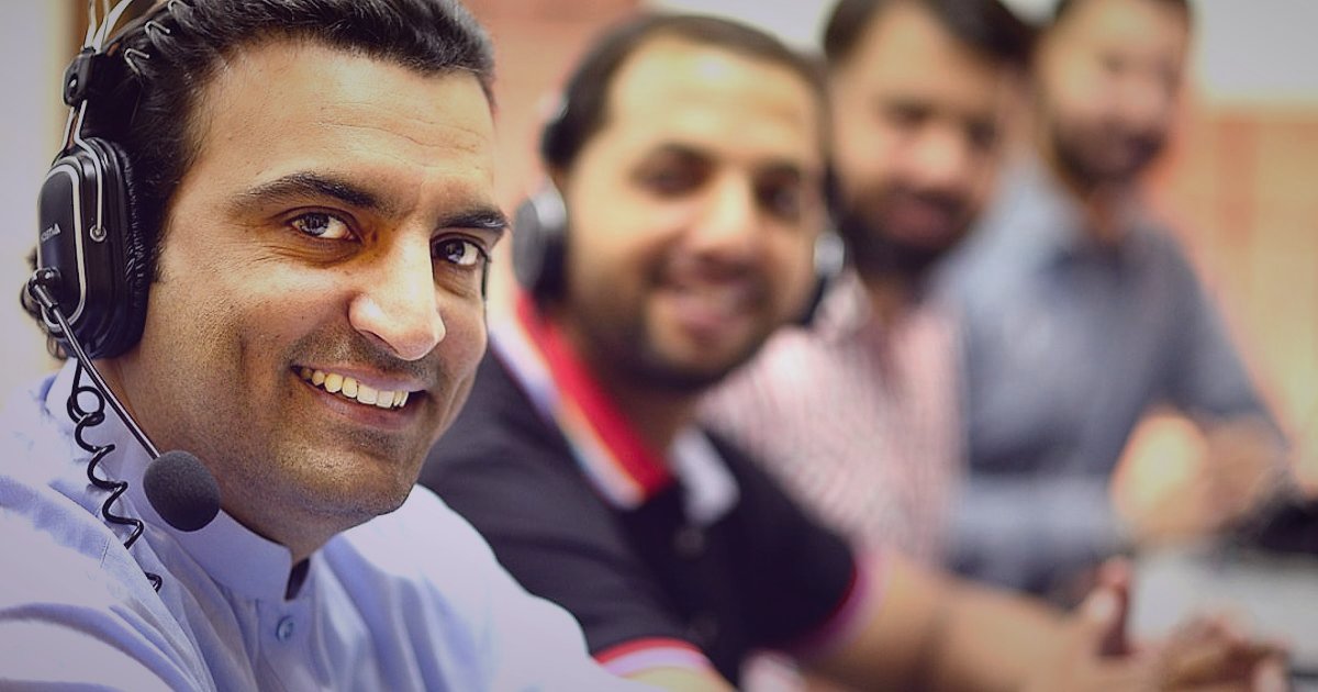 Moda Dropshipping Beden İade Yönetimi: 2026'da Kârlılığı Zirveye Taşıyın! - friendly customer service representative smiling and helping a customer