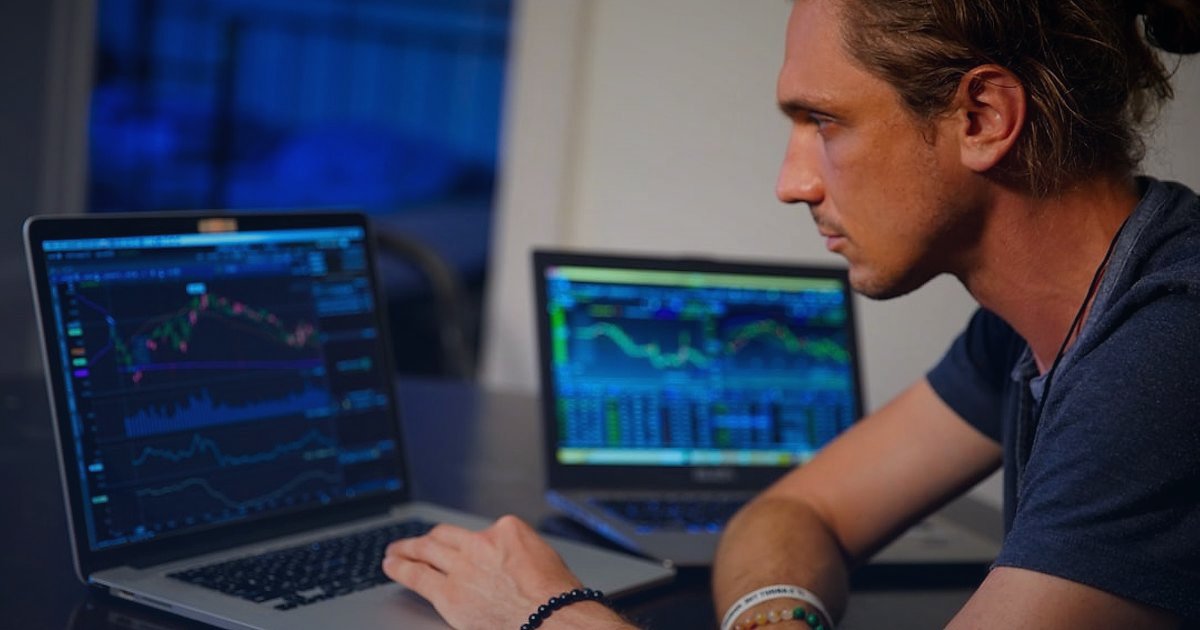 Moda Dropshipping Beden İade Yönetimi: 2026'da Kârlılığı Zirveye Taşıyın! - data analyst looking at multiple screens displaying charts and graphs of sales and return data