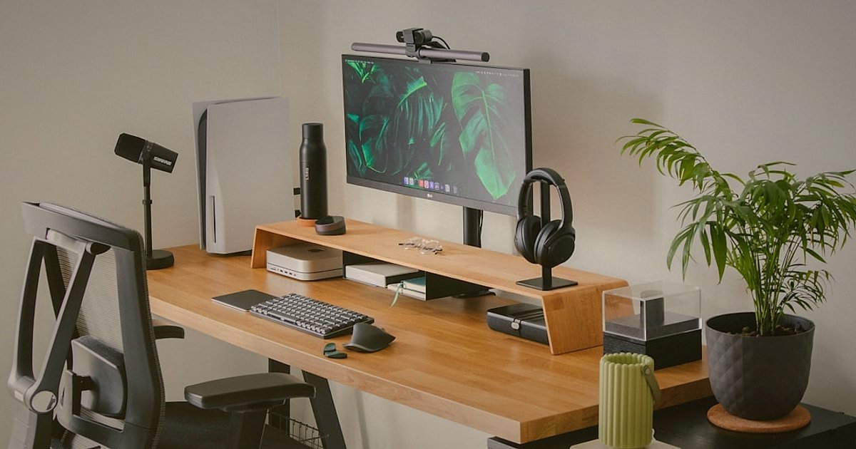 Monitör Satışında Stok Sürekliliği: 2026 Tedarik Zinciri Sırları - modern office desk setup with multiple monitors