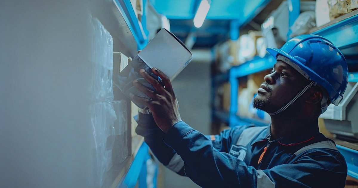Monitör Satışında Stok Sürekliliği: 2026 Tedarik Zinciri Sırları - warehouse worker checking inventory on tablet screen