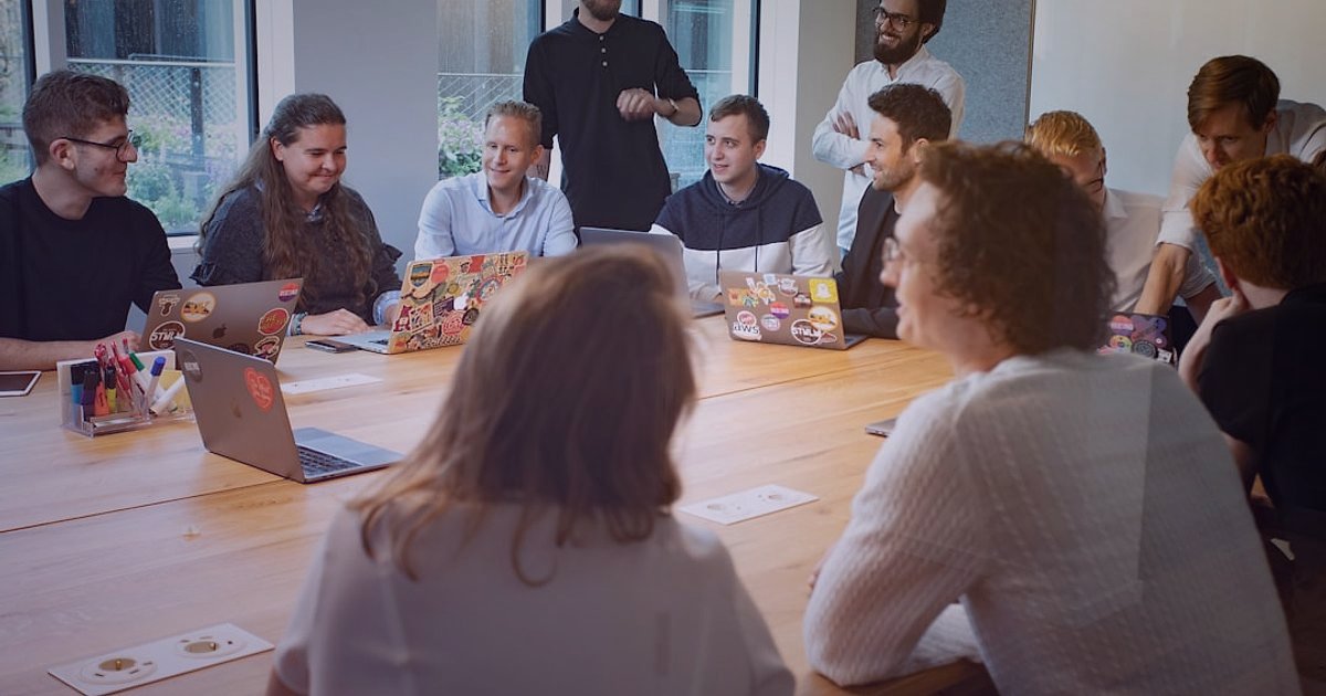 Monitör Satışında Stok Sürekliliği: 2026 Tedarik Zinciri Sırları - diverse group of people collaborating around a table