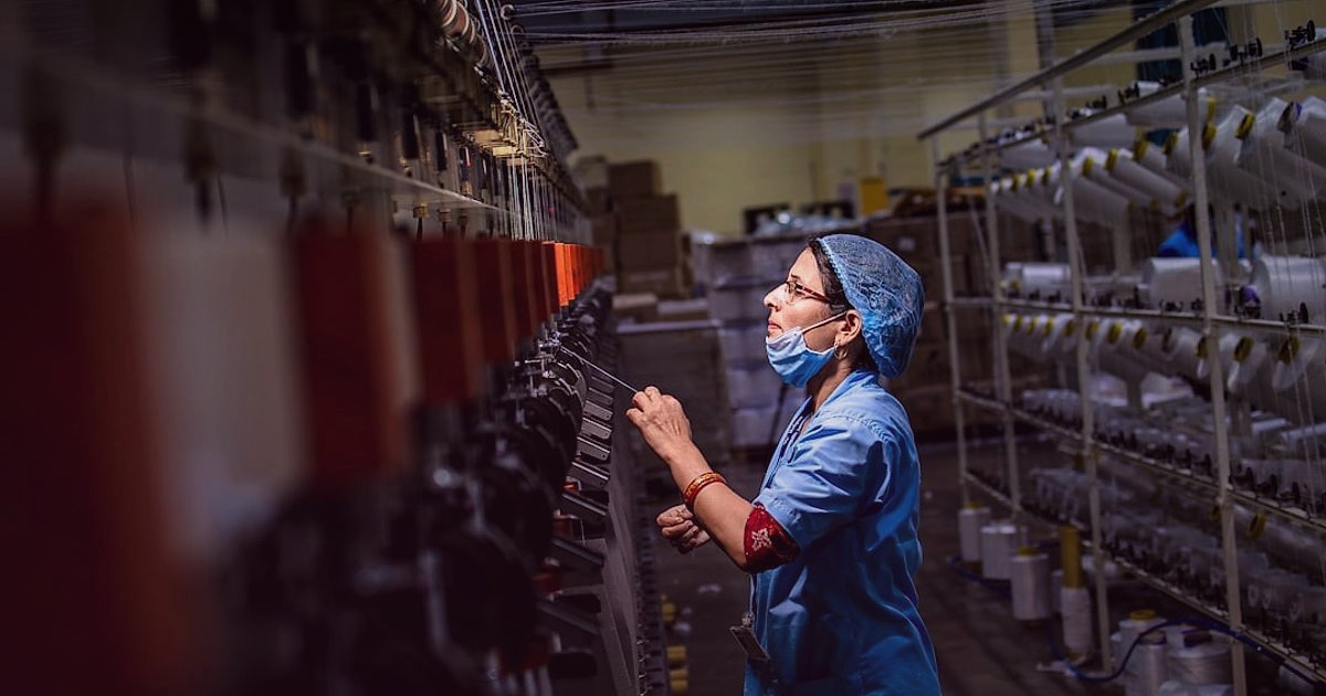 Mont & Kaban Stok Sorunlarını Aşın: 2026'da Dropshipping Tedarik Zinciri Sırları - woman scanning barcode warehouse shelves