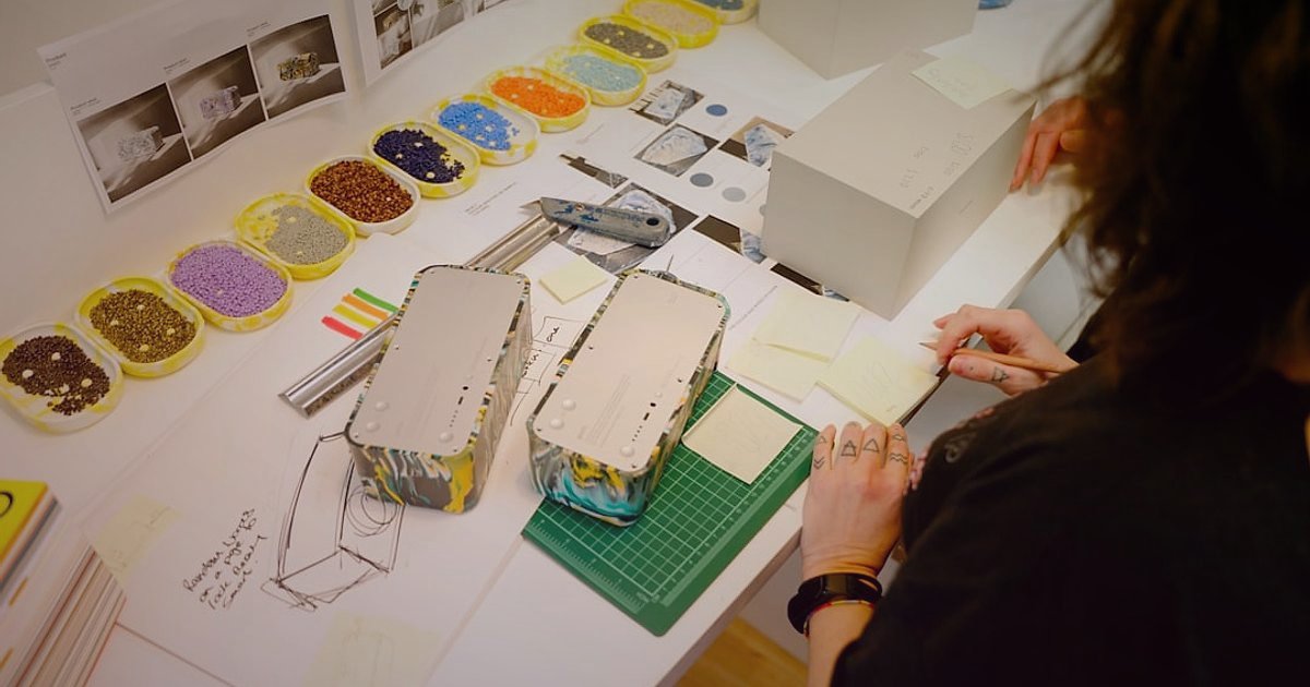 Mont & Kaban Stok Sorunlarını Aşın: 2026'da Dropshipping Tedarik Zinciri Sırları - colorful product packaging boxes table studio