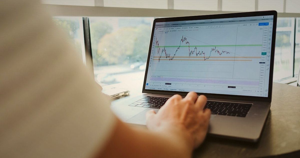 Mont & Kaban Stok Sorunlarını Aşın: 2026'da Dropshipping Tedarik Zinciri Sırları - person typing laptop financial charts screen