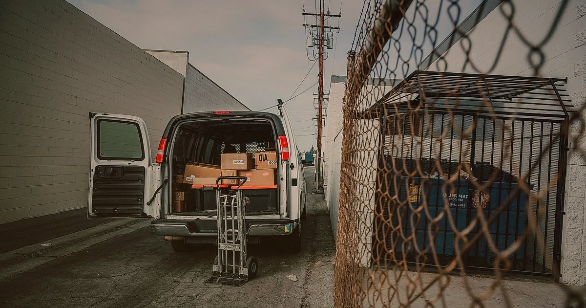 Mont & Kaban Stok Sorunlarını Aşın: 2026'da Dropshipping Tedarik Zinciri Sırları - delivery truck loading dock packages sunrise