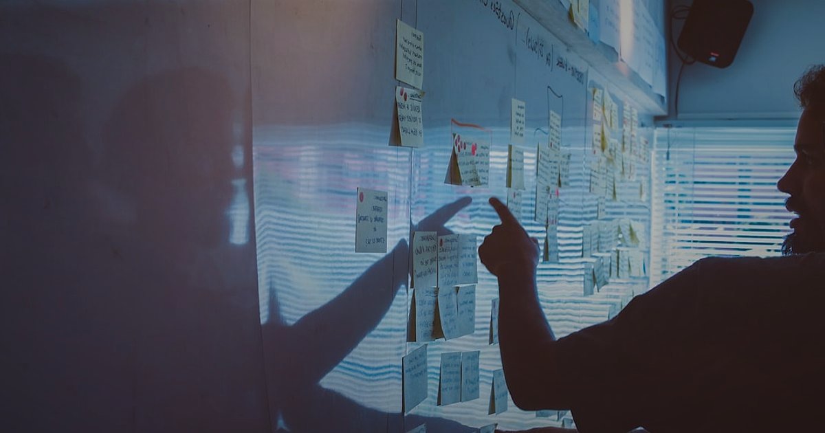 Mont & Kaban Stok Sorunlarını Aşın: 2026'da Dropshipping Tedarik Zinciri Sırları - team meeting whiteboard sticky notes planning