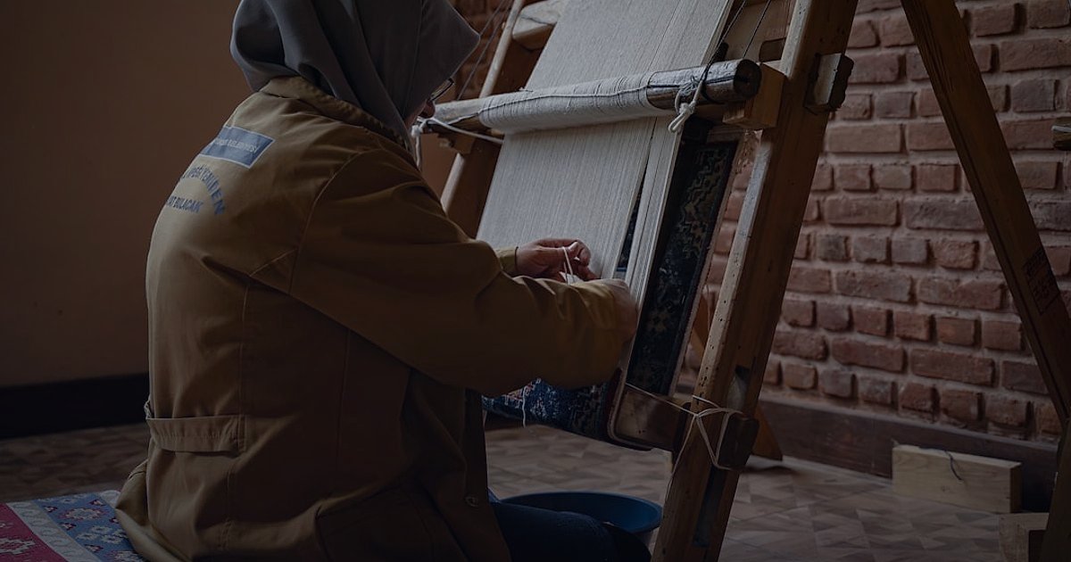 Mont & Kaban Stok Sorunlarını Aşın: 2026'da Dropshipping Tedarik Zinciri Sırları - woman examining fabric swatches in a textile workshop