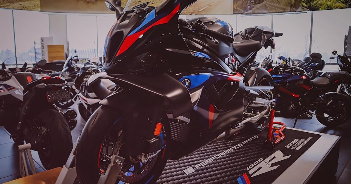 Motosiklet Aksesuarlarında Güvenilir Tedarikçi Bulma ve Doğrulama Rehberi 2026 - diverse group motorcycle riders discussing gear in a showroom