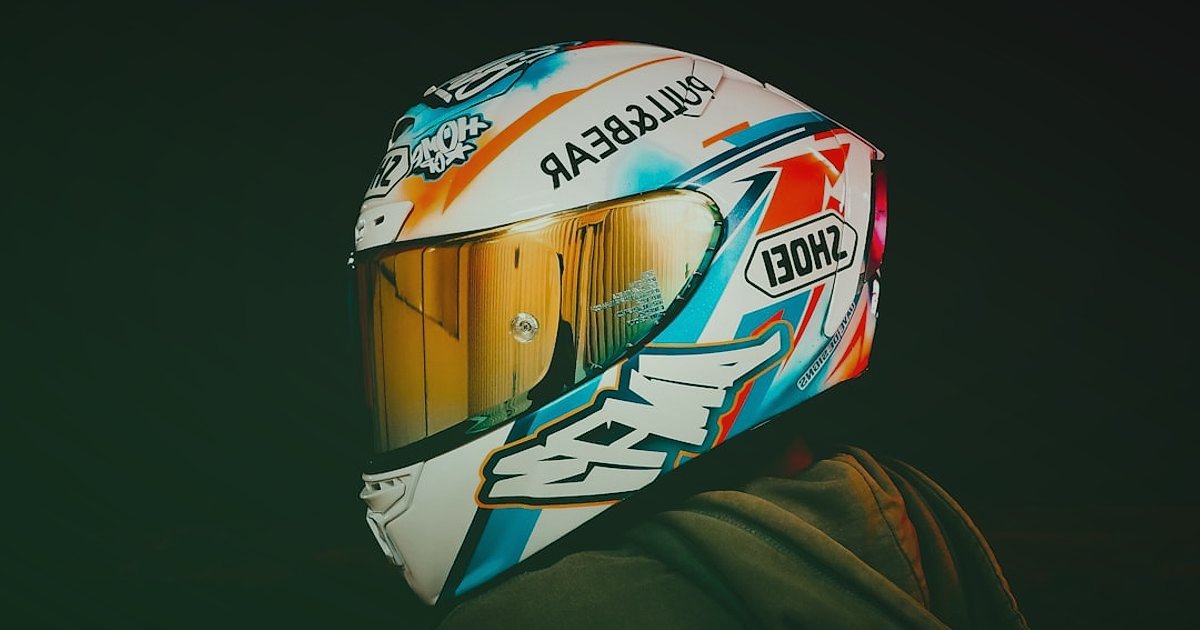 Motosiklet Aksesuarlarında Güvenilir Tedarikçi Bulma ve Doğrulama Rehberi 2026 - close-up detailed view of a motorcycle helmet visor with intricate design