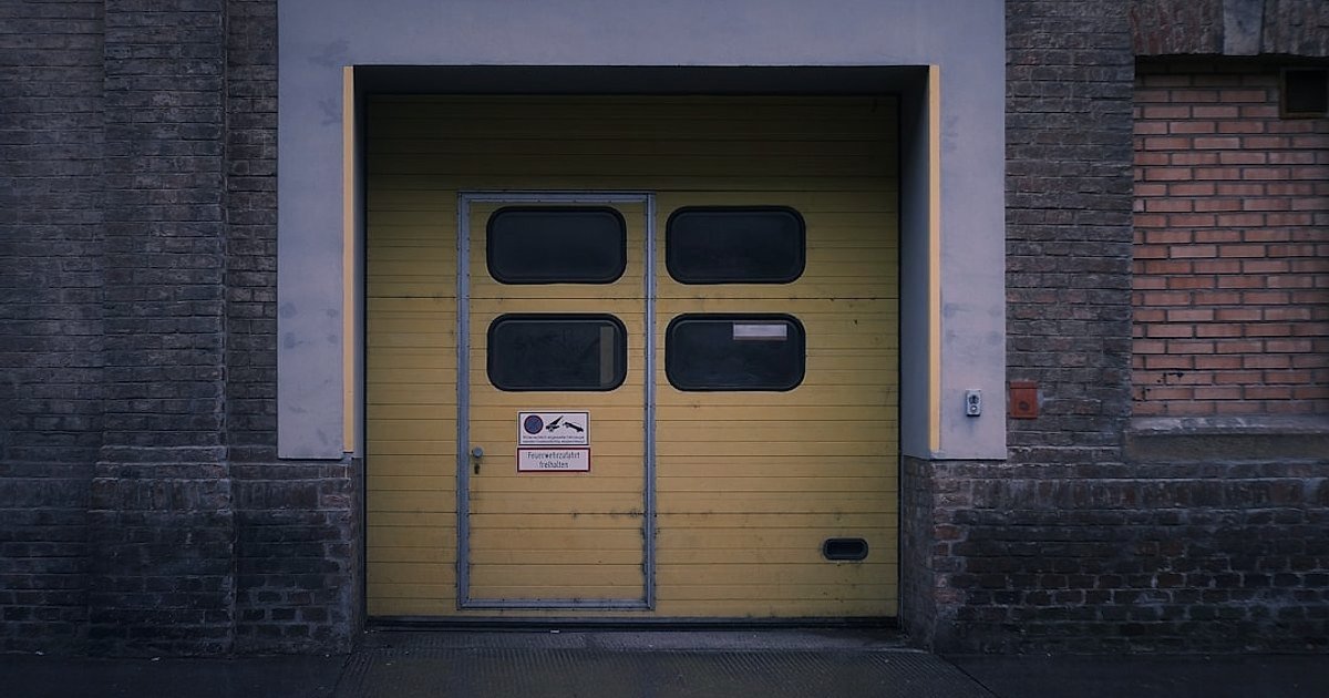 Motosiklet Aksesuarlarında Güvenilir Tedarikçi Bulma ve Doğrulama Rehberi 2026 - security camera footage showing package being delivered to a warehouse entrance
