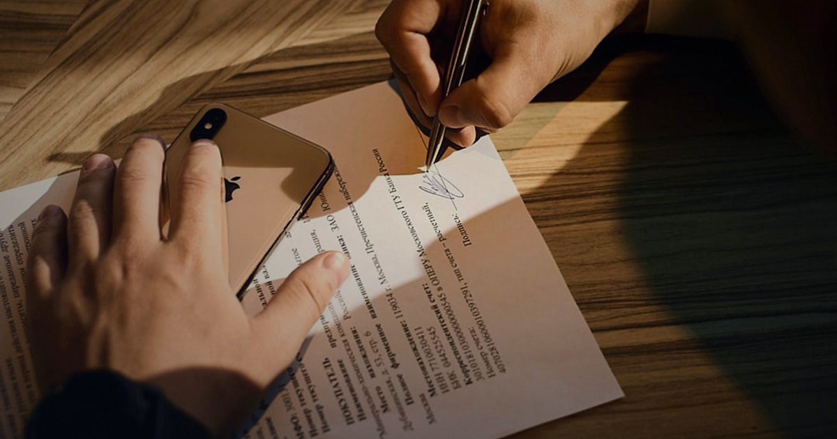 Motosiklet Aksesuarlarında Güvenilir Tedarikçi Bulma ve Doğrulama Rehberi 2026 - hands signing a legal contract on a wooden desk with a pen