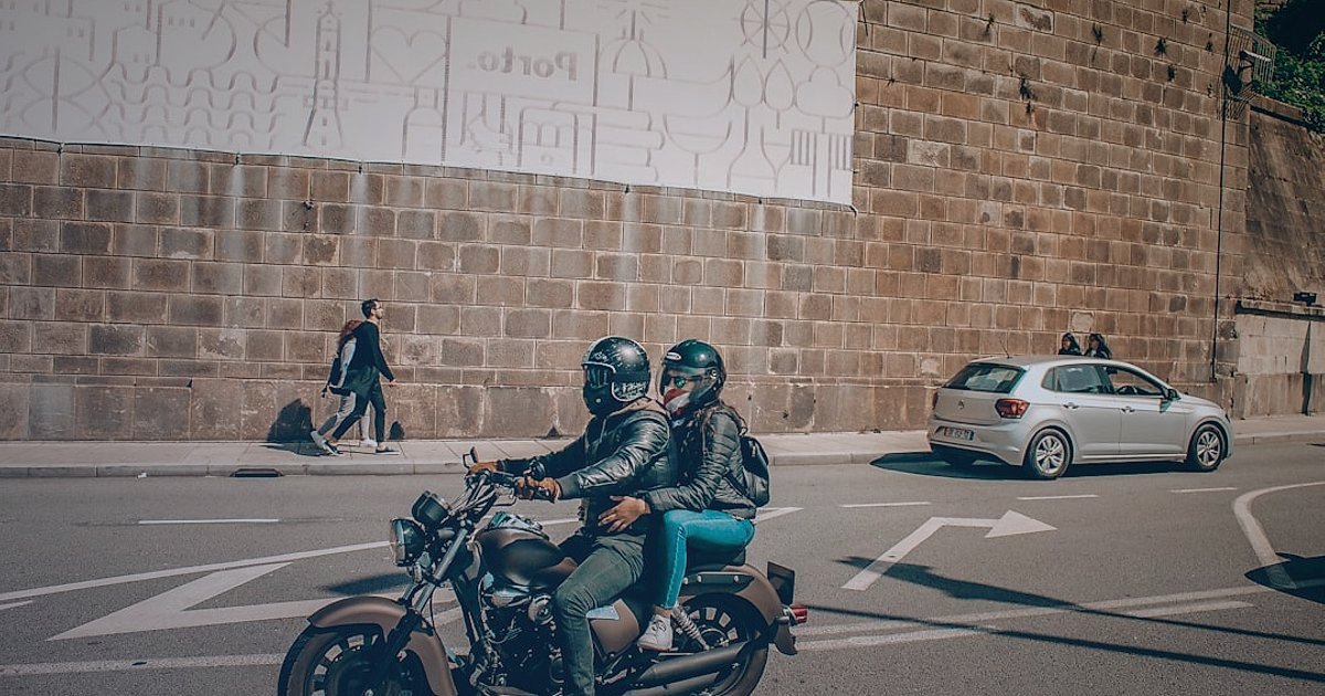 Motosiklet Giyim Alıcısını Çözmek: 2026'da Kimler, Neden Alıyor? - diverse group of motorcyclists posing street summer