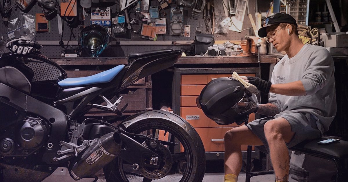 Motosiklet Giyim Alıcısını Çözmek: 2026'da Kimler, Neden Alıyor? - motorcyclist checking helmet straps safety check
