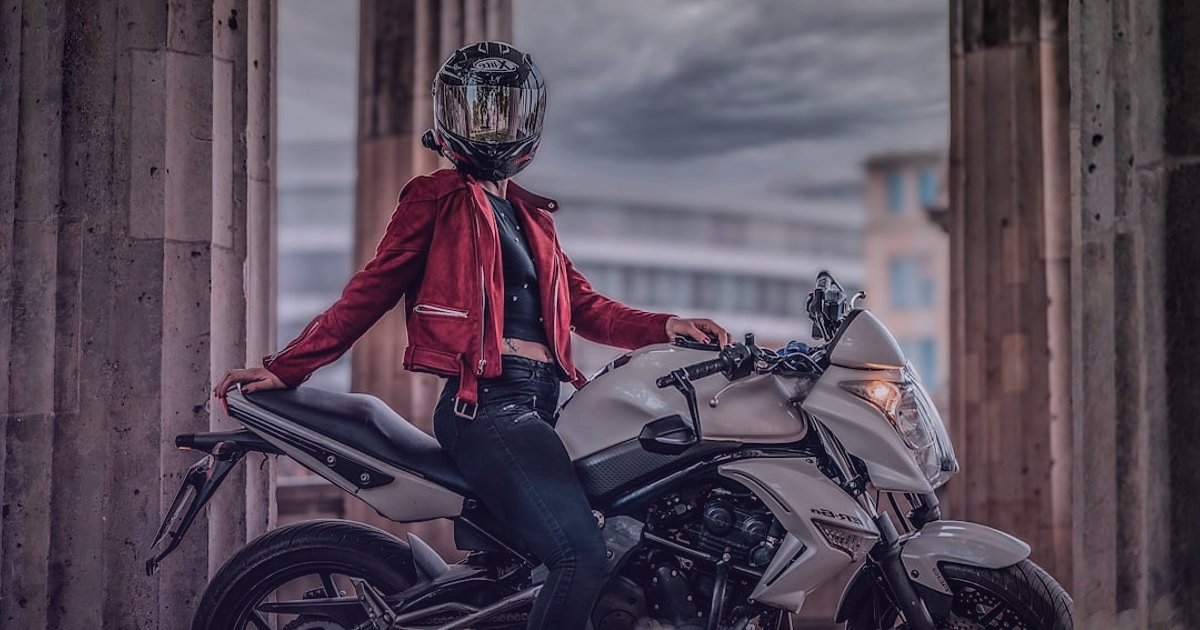 Motosiklet Giyim Alıcısını Çözmek: 2026'da Kimler, Neden Alıyor? - person comparing motorcycle jackets online store website