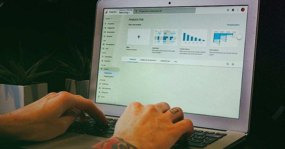 Motosiklet Giyim Alıcısını Çözmek: 2026'da Kimler, Neden Alıyor? - person setting up targeted ads campaign digital dashboard