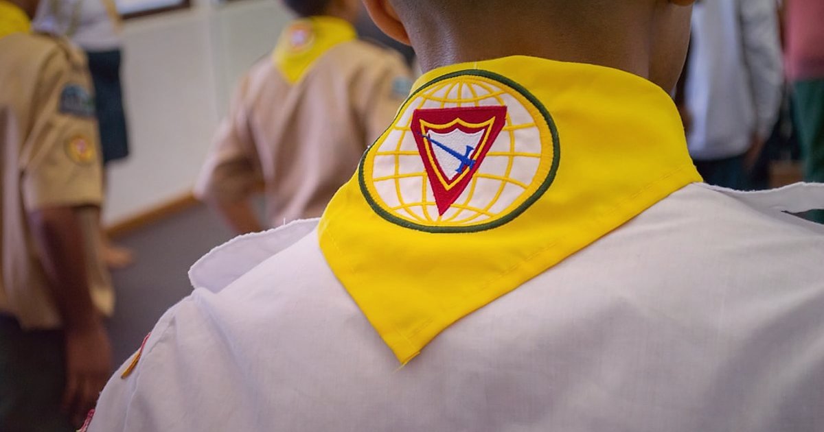 Motosiklet Giyim Alıcısını Çözmek: 2026'da Kimler, Neden Alıyor? - close up official safety certification badge textile