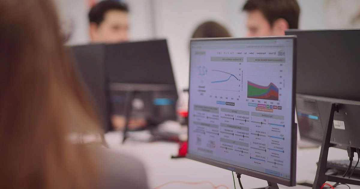 Müşteri Edinme Maliyeti Düşürme: 2026'da Karlı Büyümenin Sırları - woman analyzing digital marketing dashboard computer screen