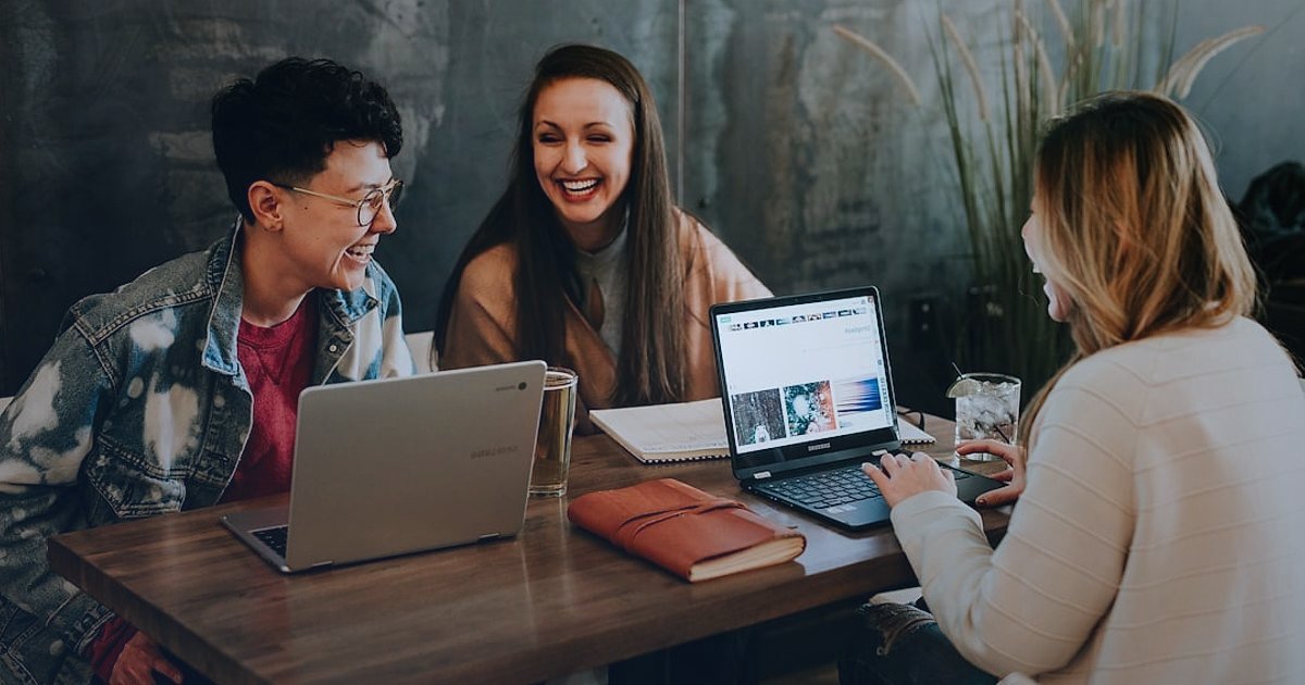 Müşteri Edinme Maliyeti Düşürme: 2026'da Karlı Büyümenin Sırları - diverse group of people interacting with personalized digital advertisements