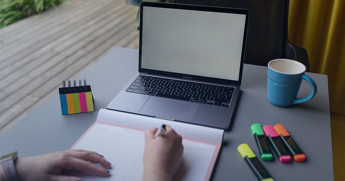 Müşteri Edinme Maliyeti Düşürme: 2026'da Karlı Büyümenin Sırları - person writing on a laptop surrounded by sticky notes