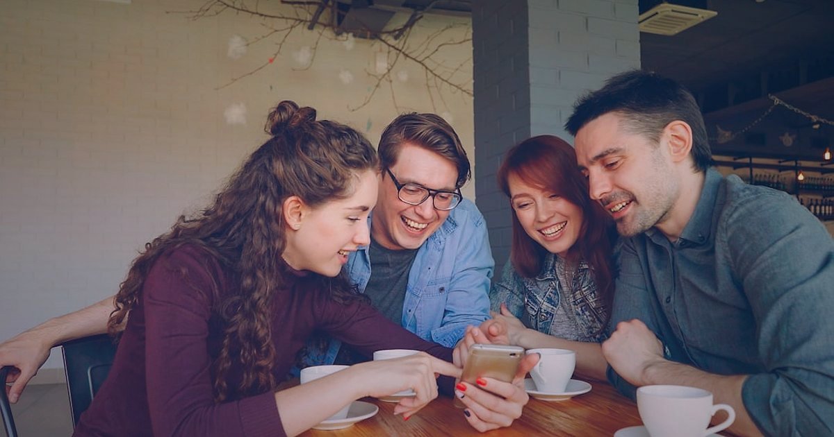 Müşteri Edinme Maliyeti Düşürme: 2026'da Karlı Büyümenin Sırları - diverse group of people using smartphones and tablets in a cafe