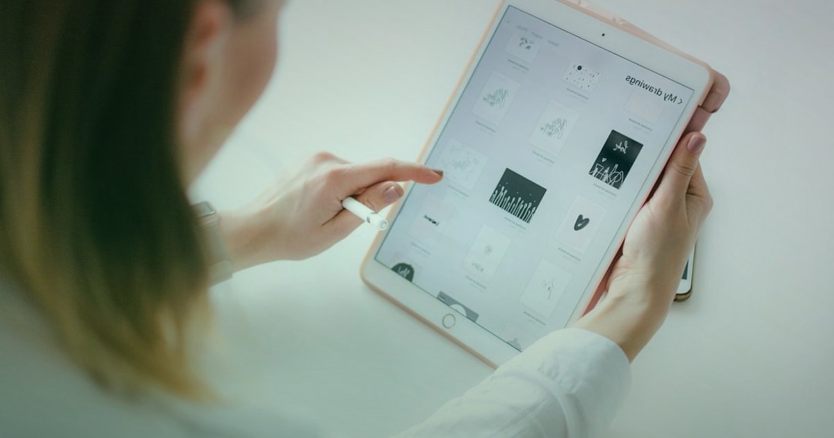 Müşteri Edinme Maliyeti Düşürme: 2026'da Karlı Büyümenin Sırları - person reviewing email marketing analytics on a tablet