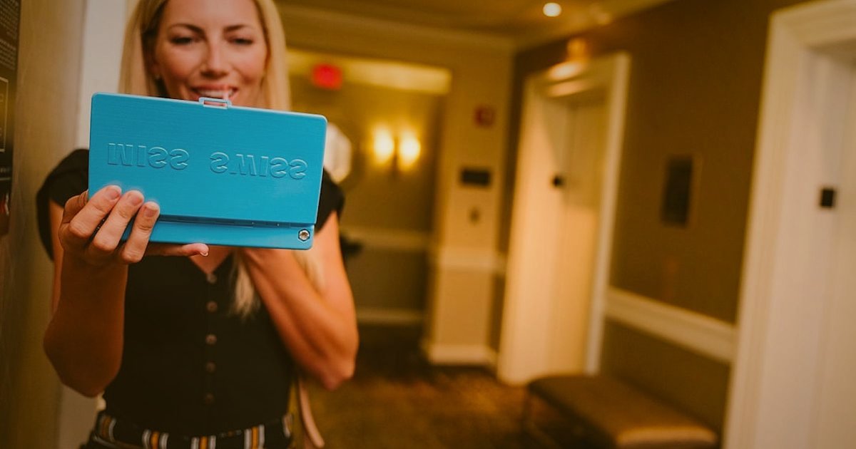 Müşteri Edinme Maliyeti Düşürme: 2026'da Karlı Büyümenin Sırları - smiling customer holding a referral card with discount offer