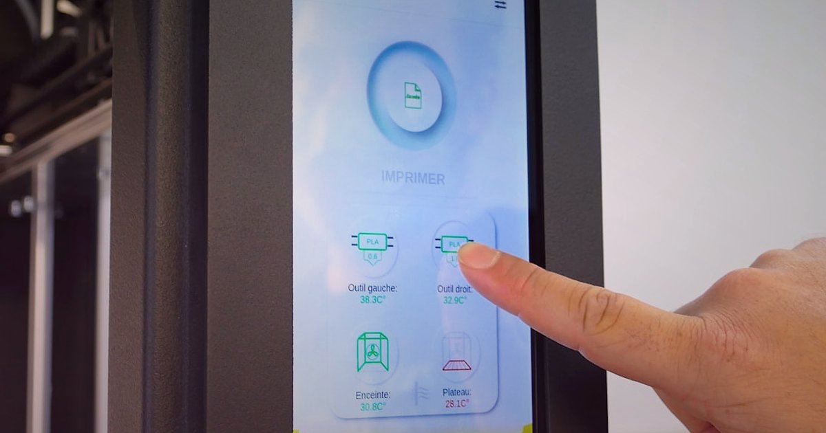 Müşteri Edinme Maliyeti Düşürme: 2026'da Karlı Büyümenin Sırları - AI robot assistant interacting with customer service interface