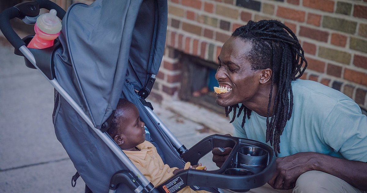 Müşteri Güveniyle Büyüyün: Bebek Arabası & Oto Koltuğu İade Süreçleri Yönetimi 2026 - happy family choosing baby stroller online