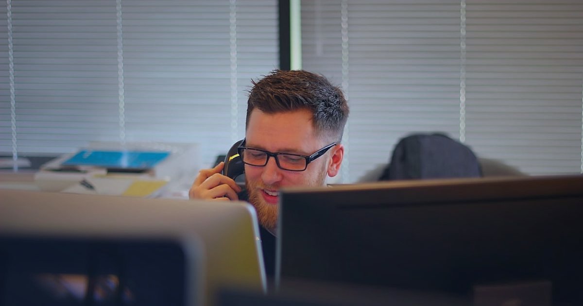 Müşteri Güveniyle Büyüyün: Bebek Arabası & Oto Koltuğu İade Süreçleri Yönetimi 2026 - customer service agent helping parent on phone