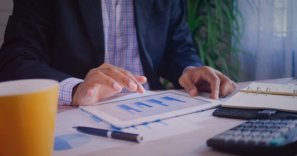 Müşteri Güveniyle Büyüyün: Bebek Arabası & Oto Koltuğu İade Süreçleri Yönetimi 2026 - data analyst reviewing charts for product returns
