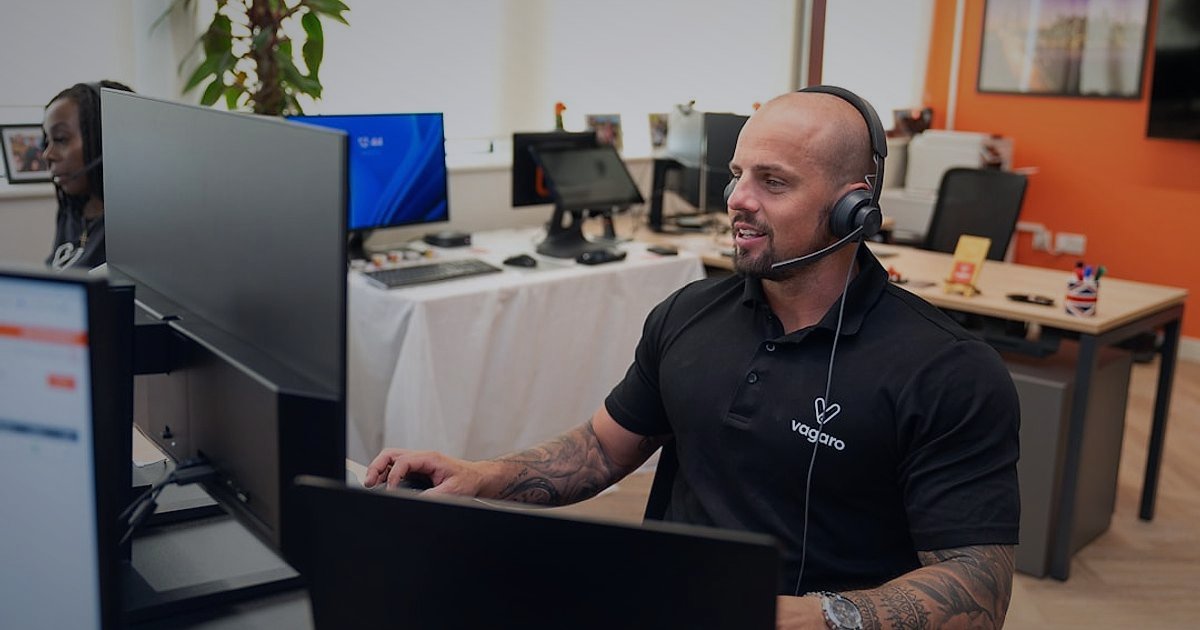 Müşteri Yorumları ve Değerlendirme Yönetimi: 2026'da E-Ticaret Başarısının Anahtarı - customer service representative talking on headset, screen showing customer feedback dashboard