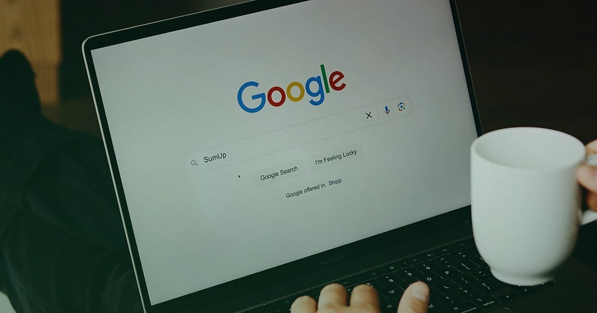 Müşteri Yorumları ve Değerlendirme Yönetimi: 2026'da E-Ticaret Başarısının Anahtarı - person typing on laptop, screen showing Google search results page with rich snippets from customer reviews
