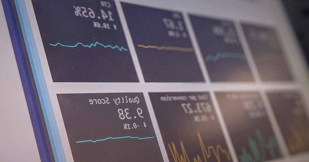 Müşteri Yorumları ve Değerlendirme Yönetimi: 2026'da E-Ticaret Başarısının Anahtarı - AI chatbot interface on a large screen, surrounded by customer feedback analytics dashboards