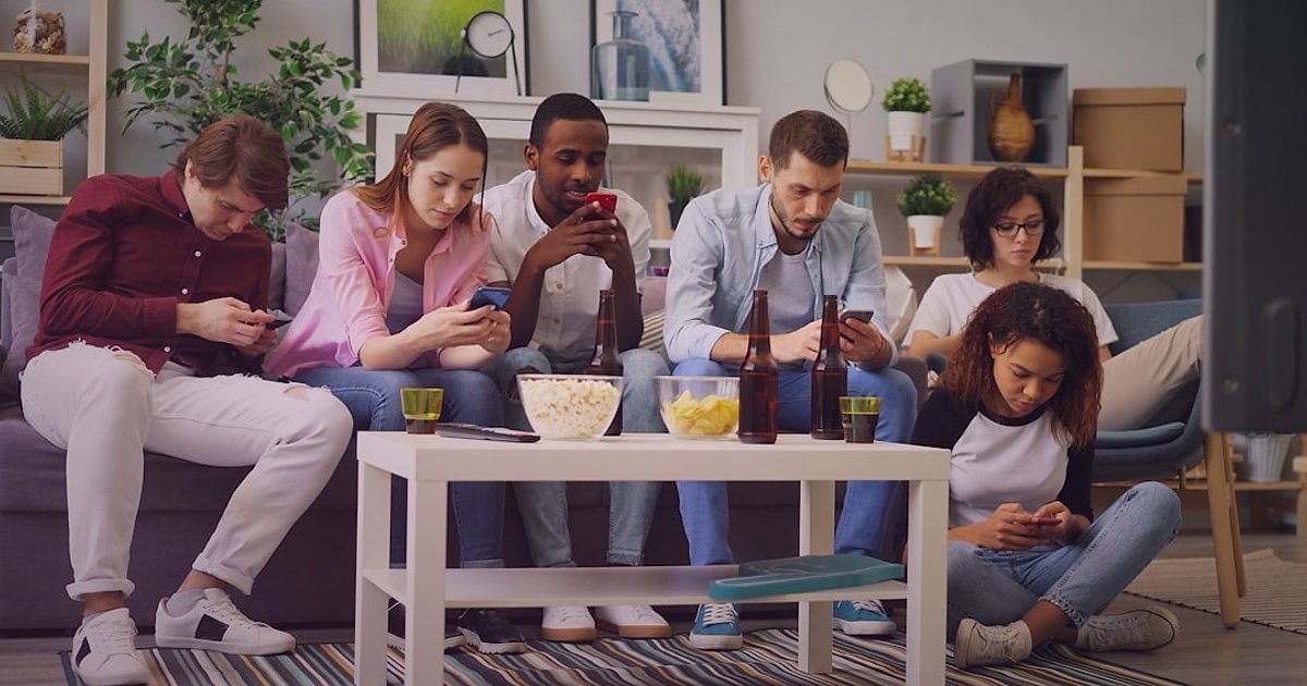 Müşteri Yorumları ve Değerlendirme Yönetimi: 2026'da E-Ticaret Başarısının Anahtarı - diverse group of people scrolling through social media feeds on their phones, showcasing product reviews and testimonials